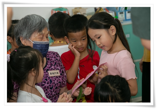 孩子們親手製作賀卡表達謝意