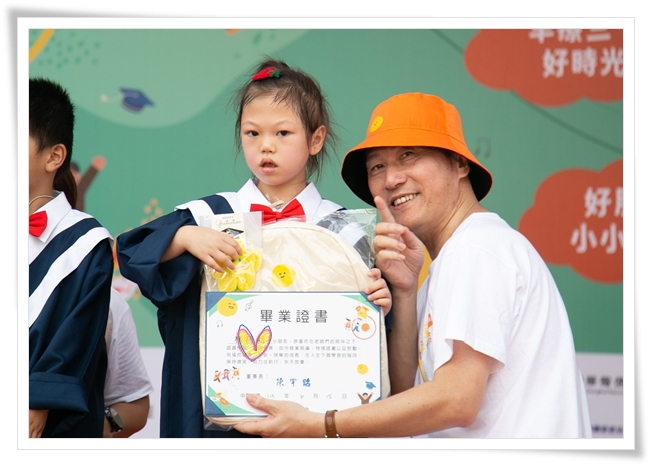 畢業生代表耘耘拿到畢業證書了