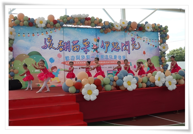 精采的舞台表演，吸引大家的目光