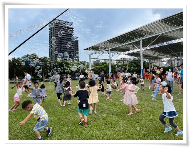 親子一同體驗泡泡遊戲