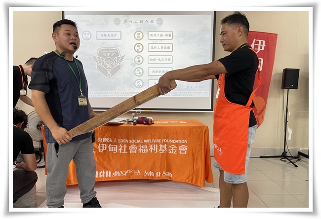 專業講師示範過篩，邀請學員親自體驗