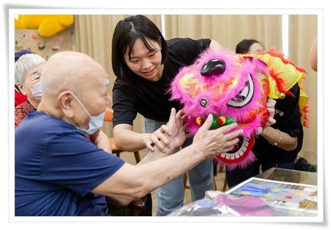 嘉樂小作所學員化身年獸與長輩們同樂