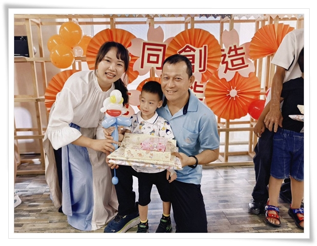 東港早療中心主任林巧雯為轉銜生送上祝福及禮物