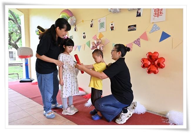 畢業生沐沐接受在校生祝福