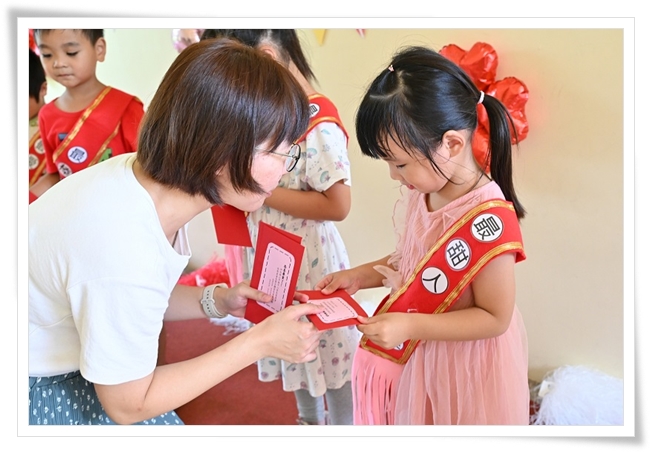 家長委員會致贈畢業禮物給畢業生
