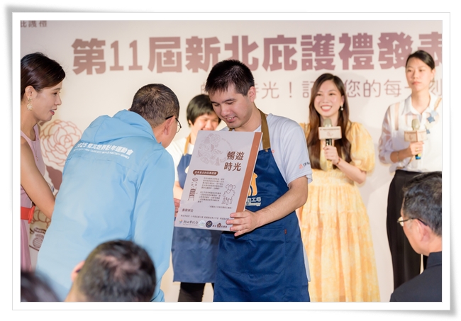 發表記者會上，小羊苗庇護員工與新北市長熱情互動