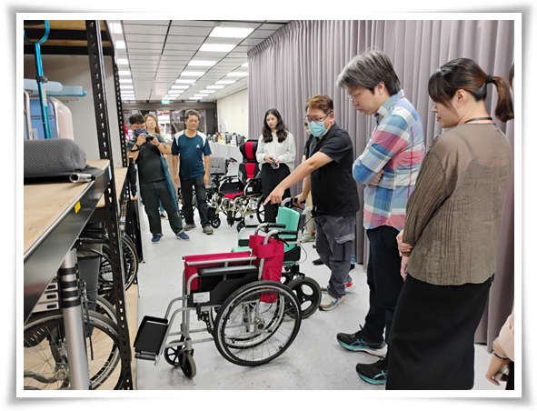 伊甸向富宇慈善基金會介紹輔具