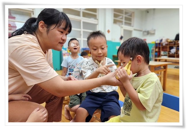 幼童對水果實體進行觸摸聞嗅