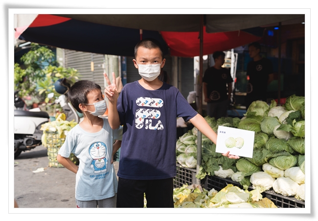 新住民家庭逛市場，藉由認識食材解鎖任務