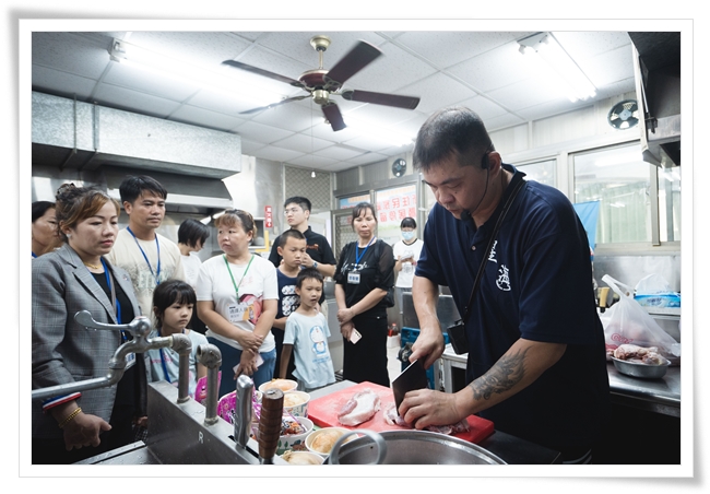 楓之味廚房老闆林秋楓指導新住民製作控肉、三杯雞