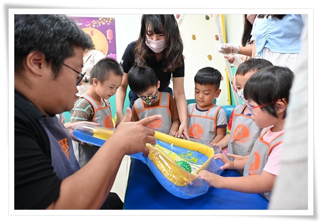 幼童使用環保顏料用小手彩繪