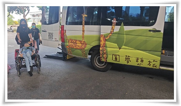 媽媽陪阿暢一起上台領獎，並與社工一起合影，紀念這美好的時刻。