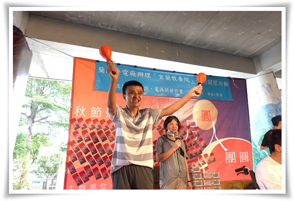 翰柏在宜蘭教養院已逾20年，首次上台表演非常認真，台下爸爸相當感動。