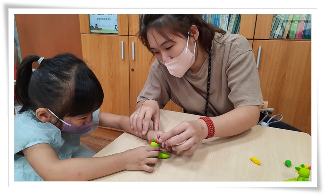 家長和孩子一起玩黏土，練習表達情緒