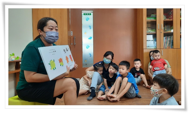 繪本故事老師透過繪本，帶領孩子認識情緒