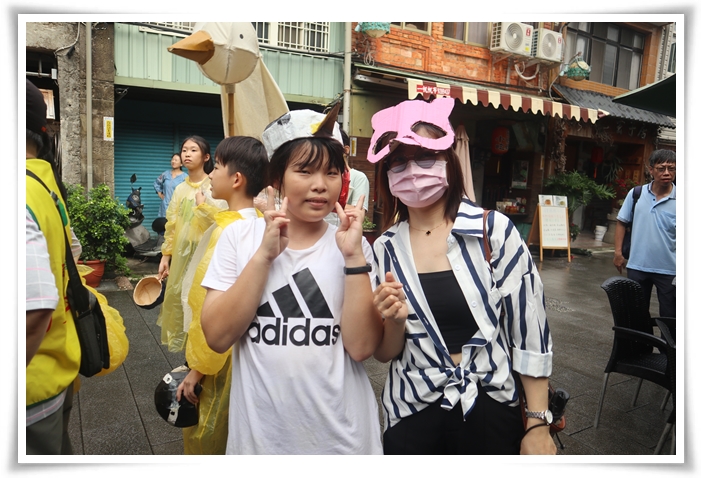 課程中，透過動物嘉年華踩街活動，讓二代學員認識保育鳥類。