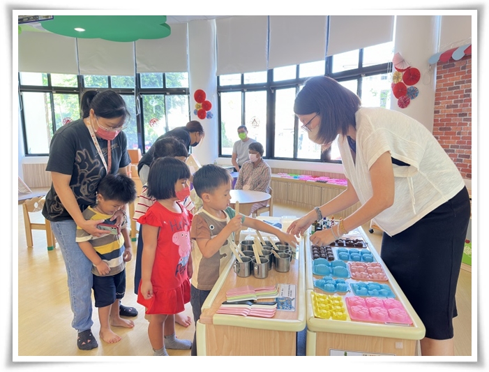 親子一起學習做手工皂，民眾參與踴躍