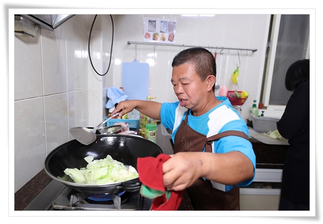 阿慶在伊甸八福社區家園學習自立生活