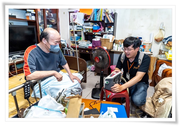 職能治療師李毅宏(右)主動出擊，風雨無阻的到宅評估服務對象的輔具使用情形，並進行必要的調整。