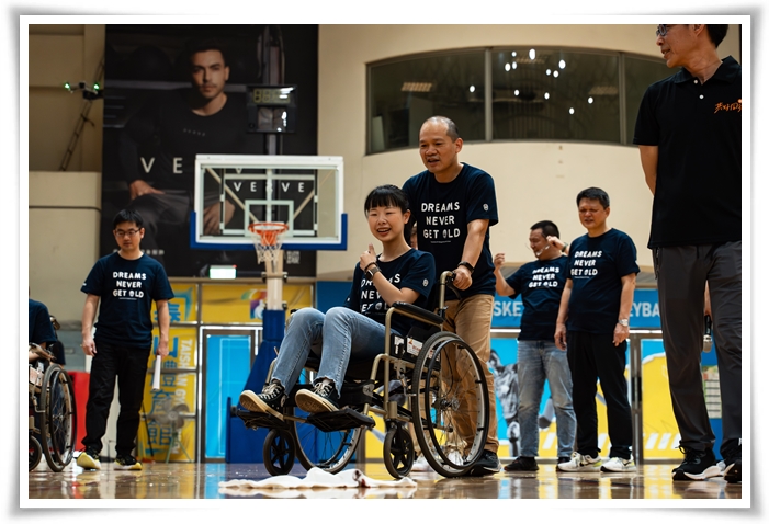 透過身障體驗活動，體驗感官受到限制時，所面臨到的挑戰。
