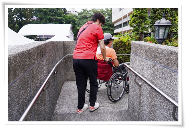 身障體驗活動，民眾體驗下肢障礙者的不便