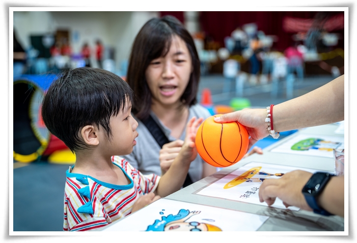 將篩檢融入遊戲關卡，幫助父母了解孩子的成長進度。