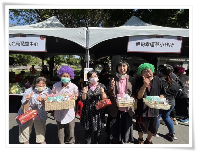 伊甸身障學員擔任復古掌櫃，大家開心嶄露自信笑容