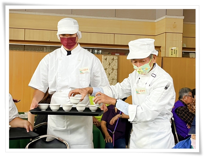 職訓班學員曾春元，首次學習製作頤養食，獲益良多