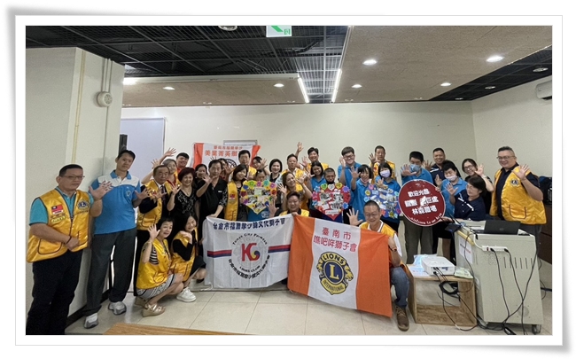 中心服務對象致贈卡片，表示感謝之意。