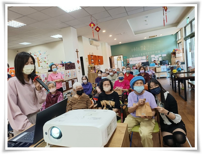 綠茵生技準備小贈品，送給長輩