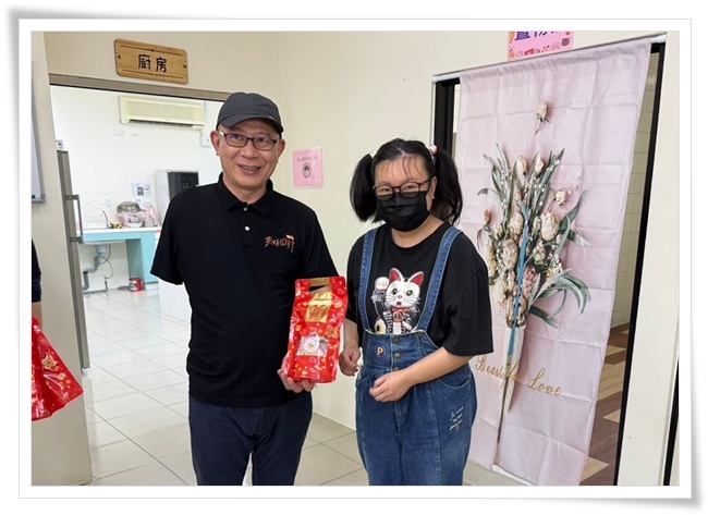 會員送上手作甜點給伊甸副執行長林文賓