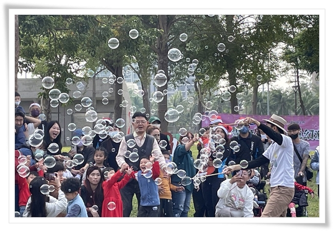 泡泡達人創造夢幻泡泡，慢飛天使看得目不轉睛