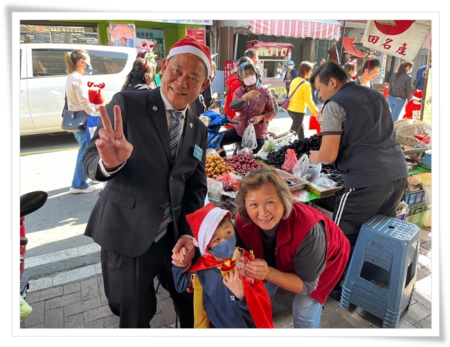 聖誕踩街路行經旗山老街，收到糖果的民眾開心不已
