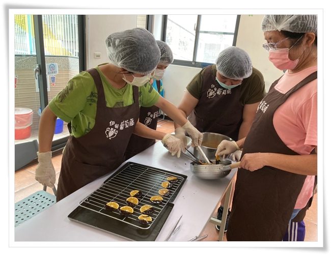 小作所學員使用果乾機更好的製作巧克力果乾片