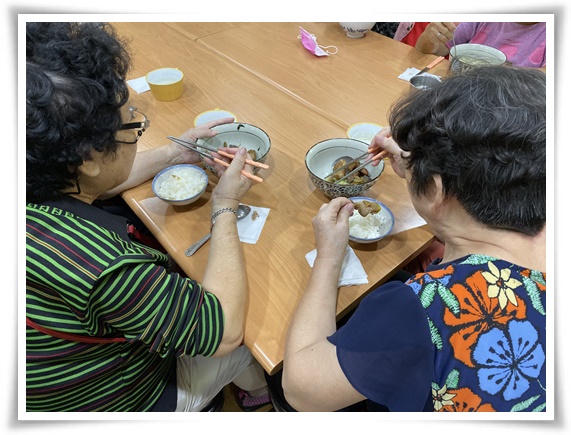 伊甸共餐服務提供在地長者好食易咀嚼的美味餐點，及舒適乾淨的用餐環境。