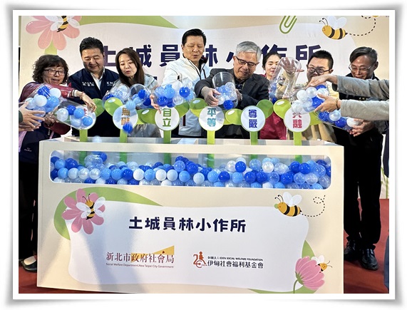 貴賓們與小作所學員一起展示手作植栽成品_