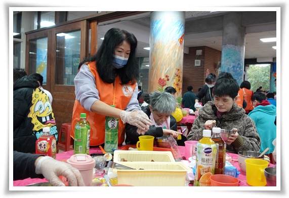 圍爐活動中由志工陪伴宜教院住民一起享用佳餚，讓住民吃好也吃暖。