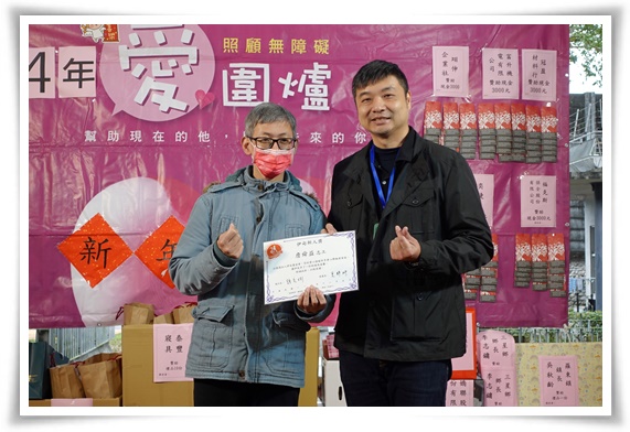 宜教院住民阿益(圖左)上台接受院長頒發新人志工獎。