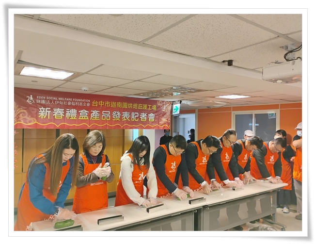 記者會現場，大家一起體驗產品製作DIY