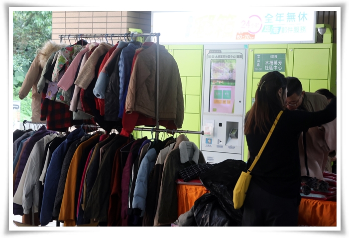 伊甸衣店行動衣櫥，有各類型冬衣，供社區民眾挑選