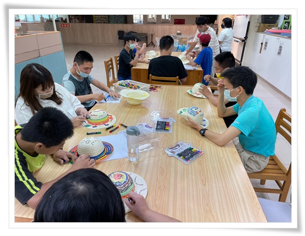 伊甸自民國107年起與桃園巿社會局合作，辦理大園區身心障礙者社區式日間作業設施「加樂工作坊」，以及「喜樂日照中心」，提供身障者多元支持。
