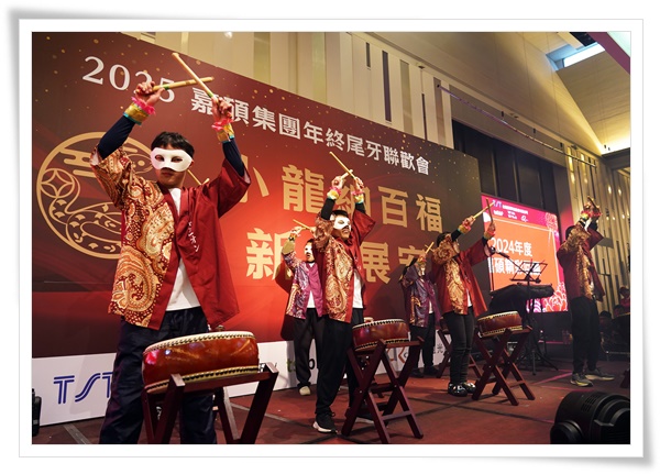 7位伊甸桃園加樂工作坊所服務的身心障礙者在舞台上賣力演出、令人動容。