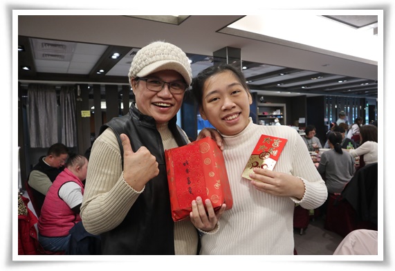 小雨媽媽感謝伊甸的付出，讓女兒從容易情緒失控自傷、大哭，蛻變到能承擔責任，還能上台表演。