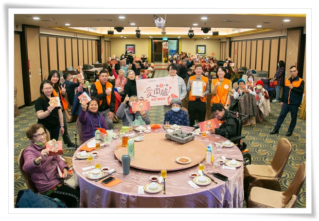 台灣康寧擔任志工，陪伴伊甸台中居家式照機構愛圍爐