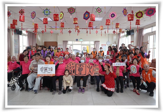 伊甸頭城武營站辦愛圍爐，大家一起合照留念，現場因長輩的作品更添年味。