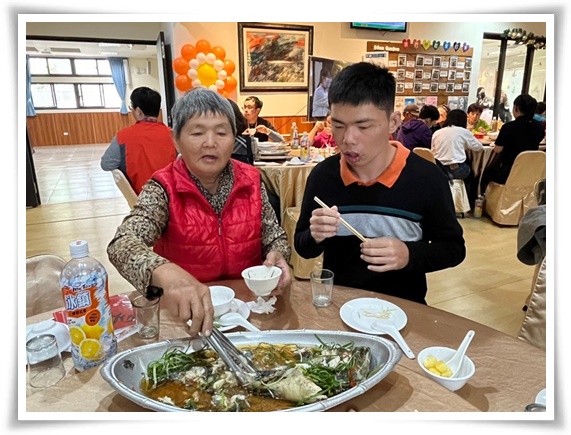 媽媽為兒子小凱夾菜，圍爐氣氛溫馨