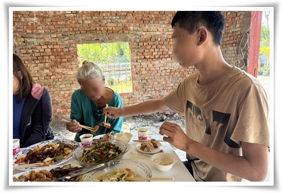 翔翔和姑姑相處融洽，為姑姑夾菜