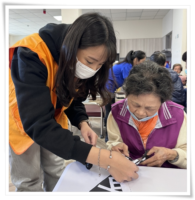 台灣美光記憶體員工們親自來到伊甸台中頤福社區式長照機構，陪伴長輩歡度佳節