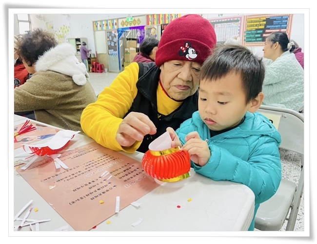藉由手作過程，讓幼童及長輩一起發揮創意