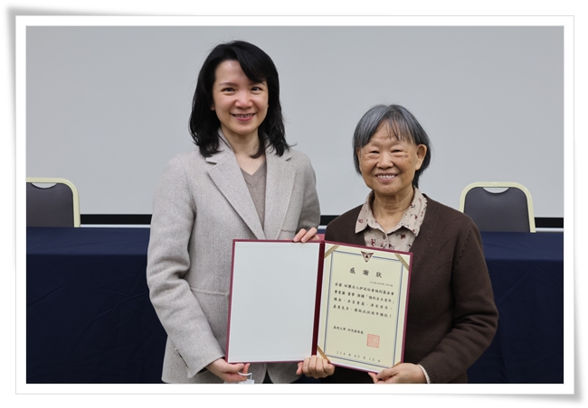 真理大學校長李宜芳（左）感謝伊甸董事曹愛蘭（右），為真大教職員工演講，分享自主老年觀念